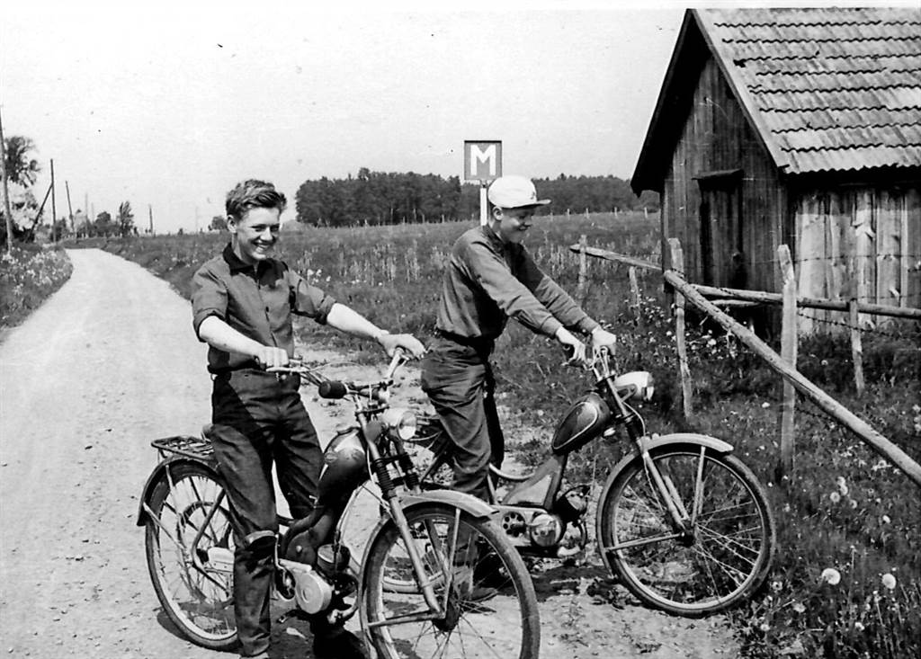 Eskil Berglund och Sven-Erik Lööv poserar framför bastan 1960